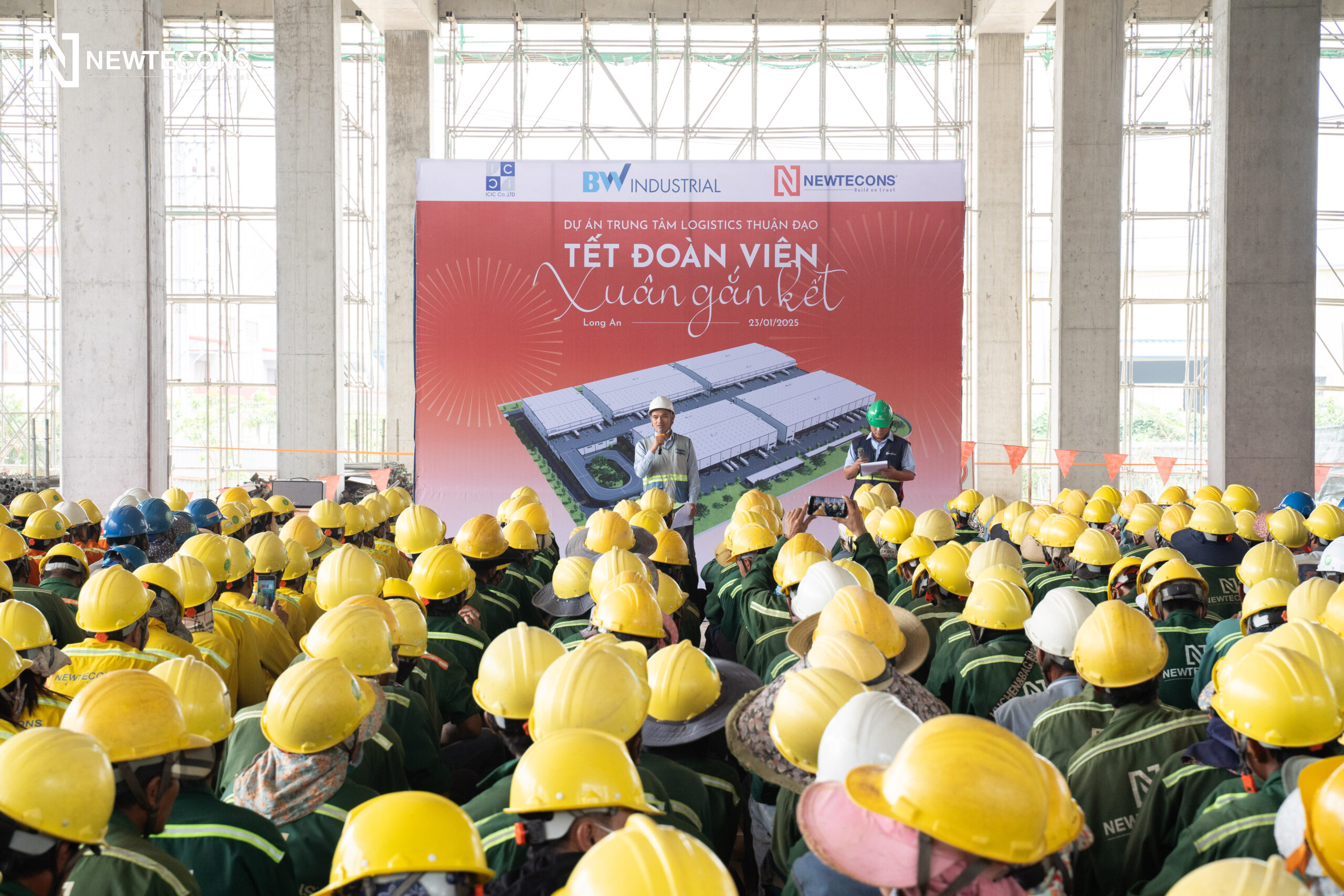 CÔNG TRƯỜNG NEWTECONS RỘN RÀNG KHÔNG KHÍ TẾT VỚI CHƯƠNG TRÌNH TẶNG QUÀ CUỐI NĂM