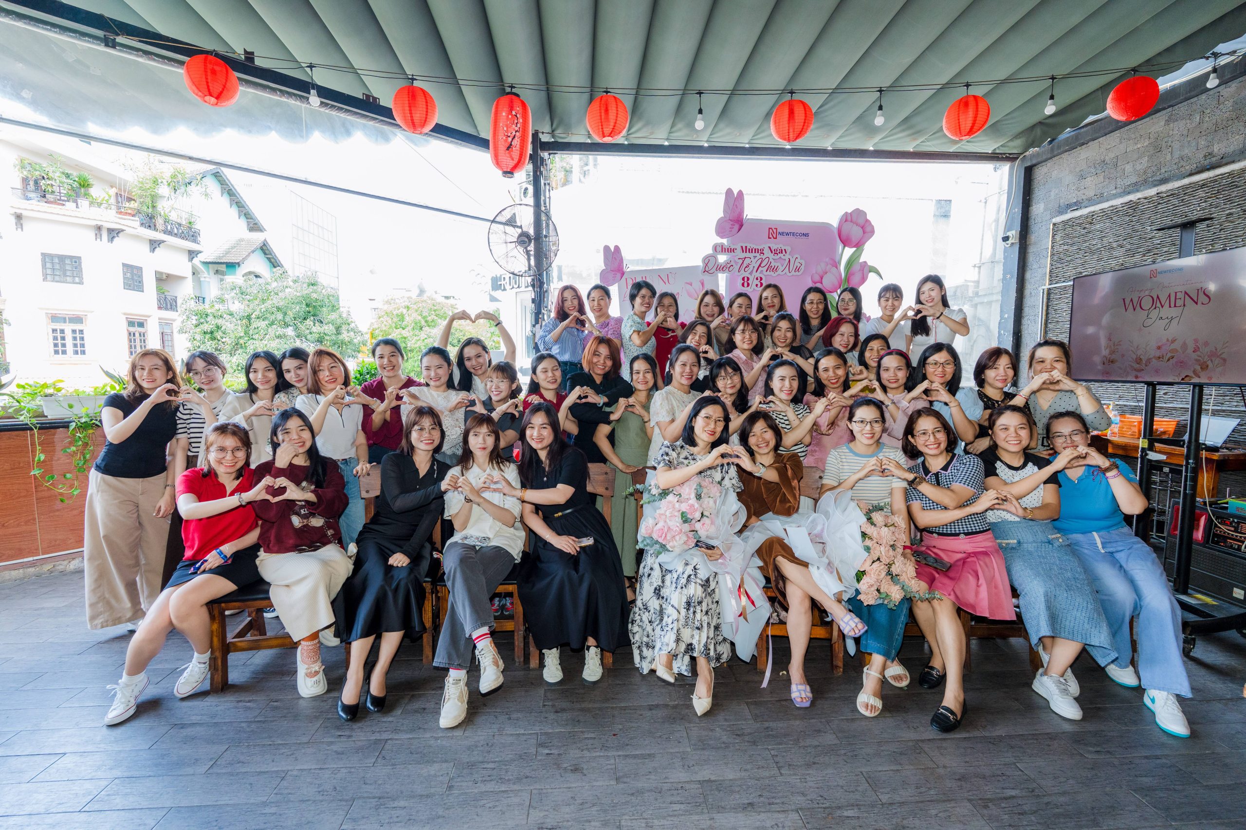 NHỮNG “BÔNG HOA THÉP” CỦA NEWTECONS: RỘN RÀNG NIỀM VUI 8/3 TRÊN CẢ 3 MIỀN